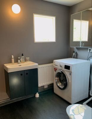 Fräscht badrum. Dusch, wc och tvättmaskin med torktumlare.