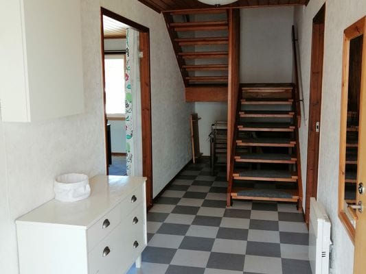 Hall och trappa till övervåning