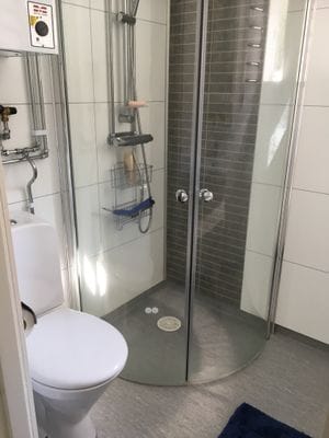 Vattentoalett och dusch