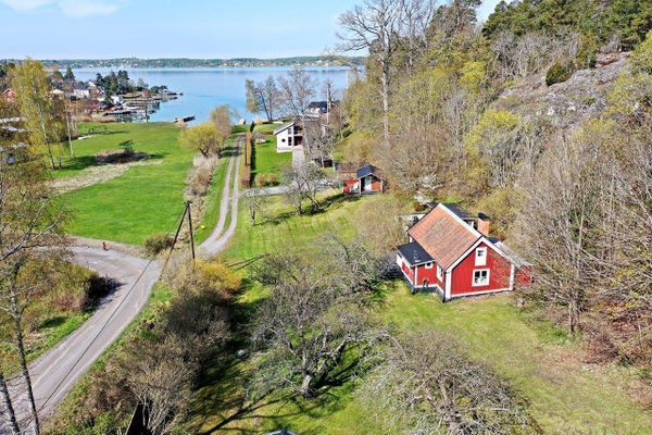 Stor naturnära tomt med flera byggnader och närhet till skärgården.