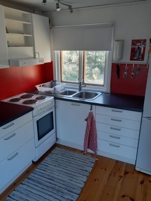 Charmig och modern stuga nära hav och natur - Bild 17