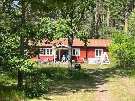 Charmigt sommarhus i Stora Rör – stor naturtomt