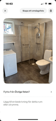 Toalett med tvättmaskin, handfat och dusch