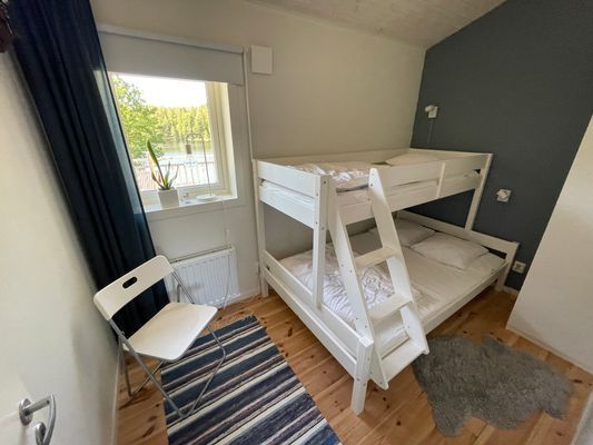 Hus på strandtomt med egen brygga och många bäddar - Bild 43