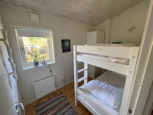 Hus på strandtomt med egen brygga och många bäddar - Bild 57