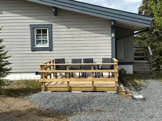 Placerad nära trapp med ingång.