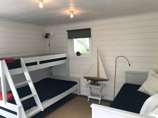 i stugan på berget finns en familjesäng (våningssäng för 2-3 personer) och en utdragssoffa för 2 personer.