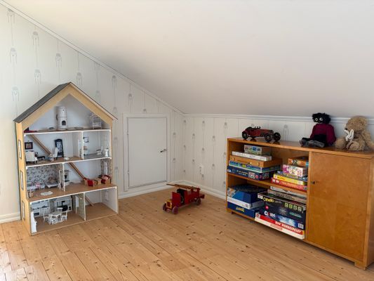 Dockskåp, spel, böcker och serietidningar för barnen. Finns också en massa leksaker.