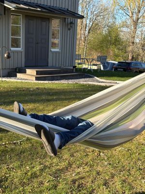 Hängmatta och hängstol för avkoppling i trädgården.