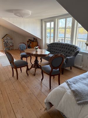 Övervåning med vacker utsikt över sjön samt balkong
