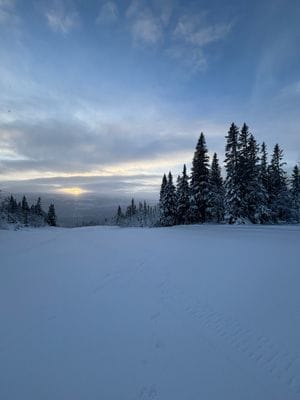 Kvällspromenad i slalombacken utanför huset