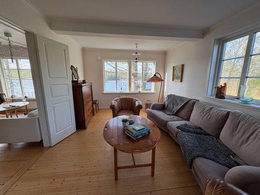 Vardagsrum med TV, dubbeldörrar så det går att stänga mot kök och andra vardagasrummet