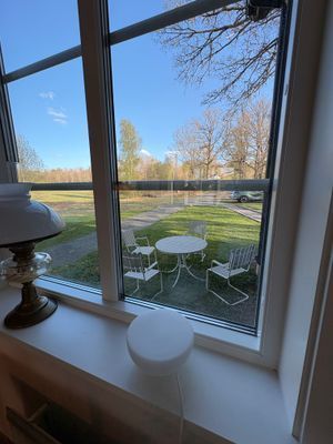 Trädgårdsmöbler för frukost utomhus i soligt läge