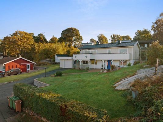 Översiktsbild över hus och trädgård - sedan bilden togs har ett antal fruktträd och bärbuskar planterats