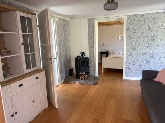 Mysig avsides stuga med närhet till sjö i Bohuslän - Bild 14
