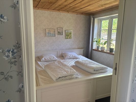 Mysig avsides stuga med närhet till sjö i Bohuslän - Bild 10