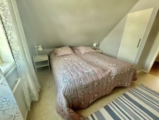 Sovrum 1 med två sängar o klädgarderob