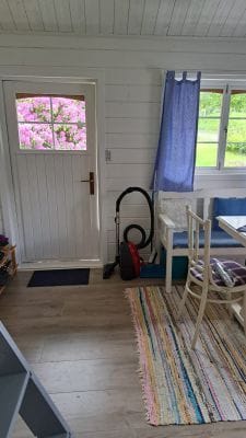 Liten enkel stuga lantligt belägen - Bild 13