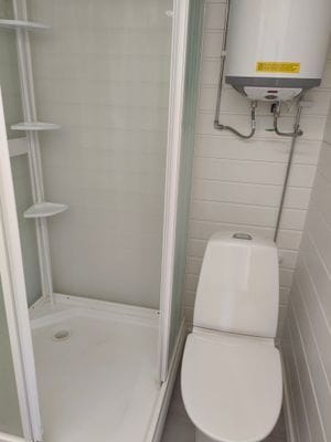 Liten enkel stuga lantligt belägen - Bild 24