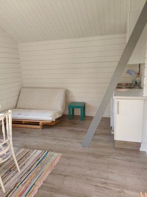 Liten enkel stuga lantligt belägen - Bild 9