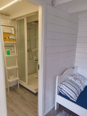 Liten enkel stuga lantligt belägen - Bild 25