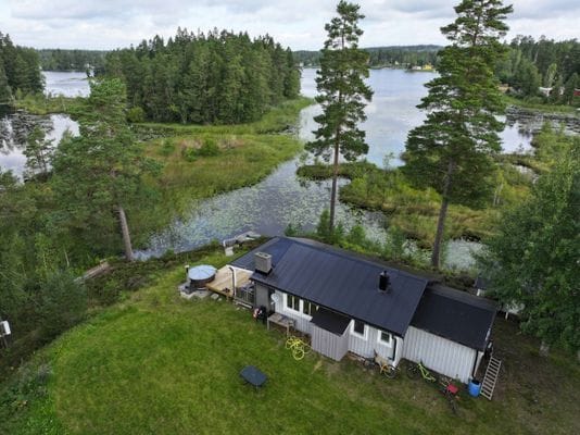 Härlig stuga med sjötomt och ostört läge - Bild 35