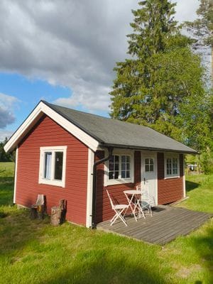 Liten enkel stuga lantligt belägen