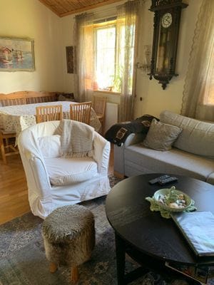 Modernt timmerhus vid sjö - Bild 15