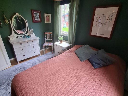 Sovrum med dubbelsäng