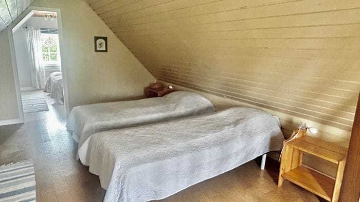 Sovrum 2 - två sängar med passage till sovrum 1
