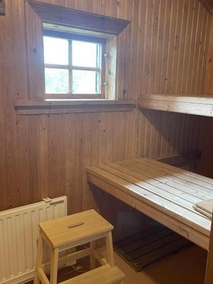 Stugan har en mysig bastu där du kan varva ner och värma kroppen efter en dag ute i fjälluften.