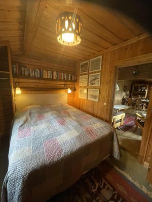 Ett av sovrummen har en skön dubbelsäng – perfekt för par eller för dig som vill sträcka ut ordentligt efter en dag i fjällen.