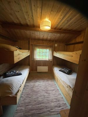 Ett av sovrummen har två våningssängar – perfekt för barn, ungdomar eller vänner som vill dela rum och få en riktig fjällstugekänsla.