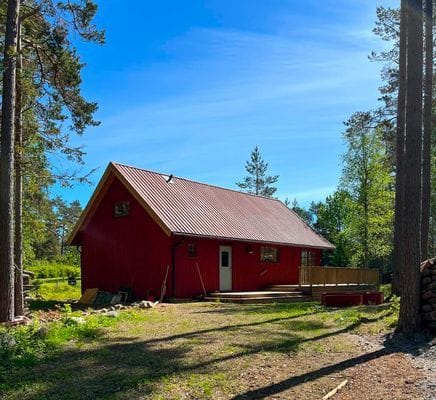 Röd stuga nära hav och skog - Bild 13