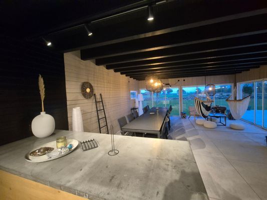 Uterum, bordsplats för >20personer. Finns infravärmare om det skulle behövas.