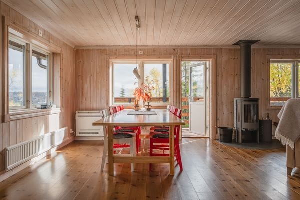 Köksdel i storstugan med köksbord med plats för 12 personer.