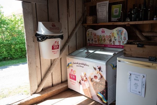SIA-glass i gårdsbutiken, ca 50 m från huset