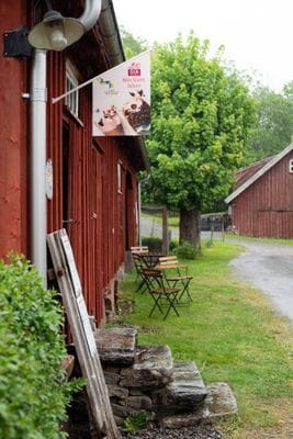 Vår lilla gårdsbutik med SIA-glass, ägg, saft/sylt, honung mm
