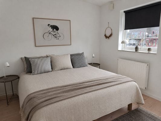 Sovrum övre plan med 180cm dubbelsäng plus garderob