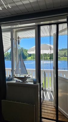 STUGA med sjö, egen brygga och båt.