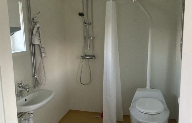 nytt badrum med mulltoa. Mulltoa har en ekologisk hantering av avfall som endast töms en/två gånger per år.