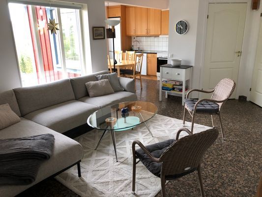 Öppen planlösning med vardagsrum och kök.