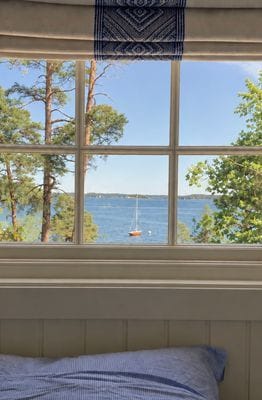 Sjöutsikt från sovrumsfönstret