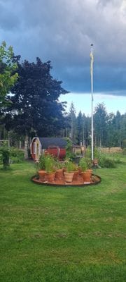 Vi har en vedeldad bastu o en utedusch.