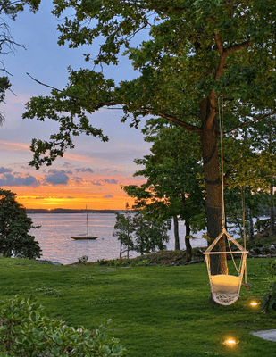 Sjöutsikt från huset med solnedgång