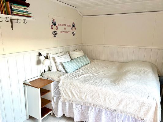 Dubbelsäng (180) i gäststugan