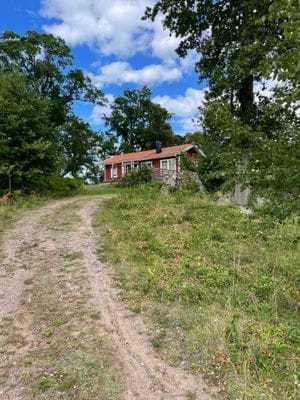 Trevlig stuga på kulle - Bild 2