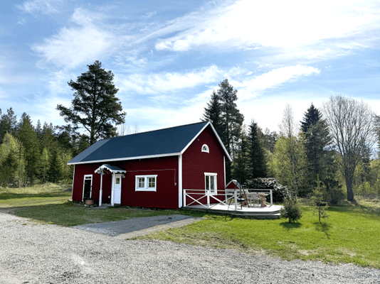 Mysig stuga i skogen på en gård