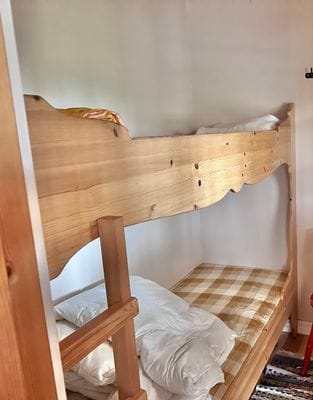Rejäl off‑grid timmerstuga vackert belägen vid sjö - Bild 9