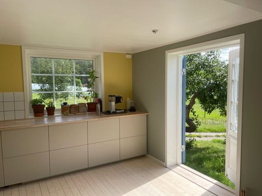 Rymligt hus på gård, intill restaurang